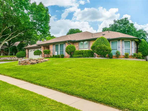 807 Chipwood Ct, Euless, TX 76039