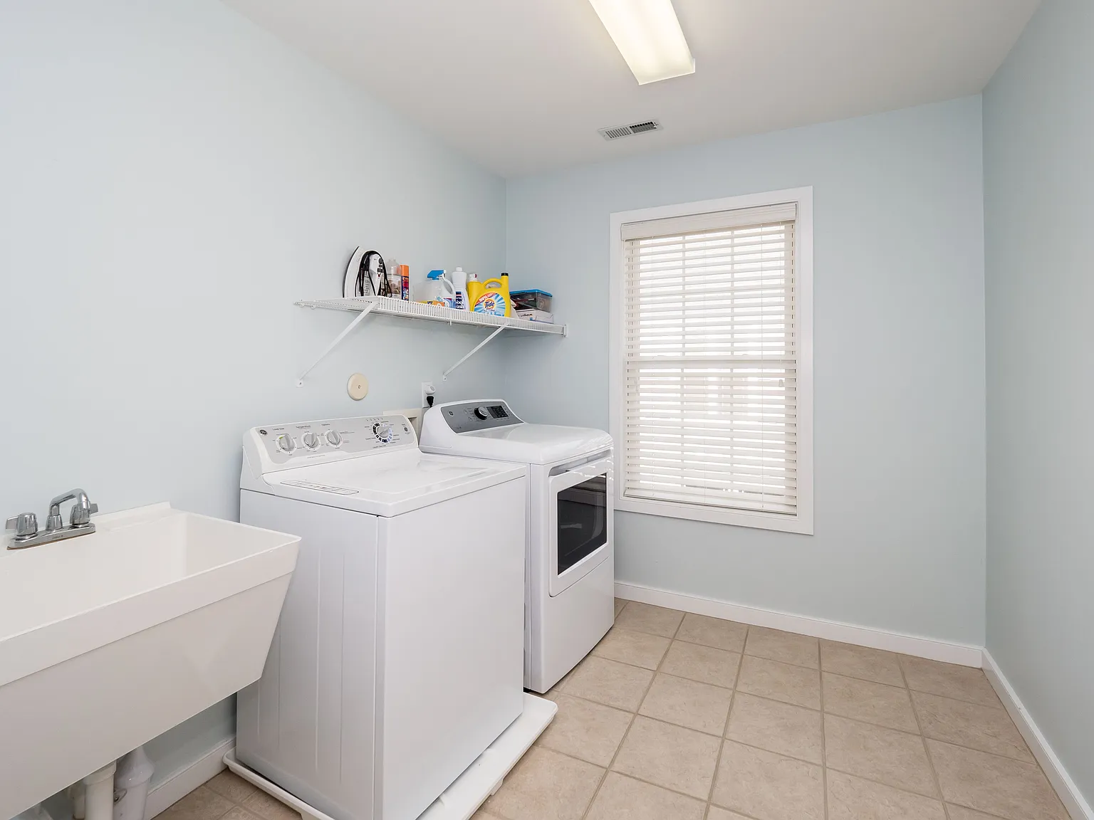 4 bed, 2638 sqft, $4,500 — Photo 4