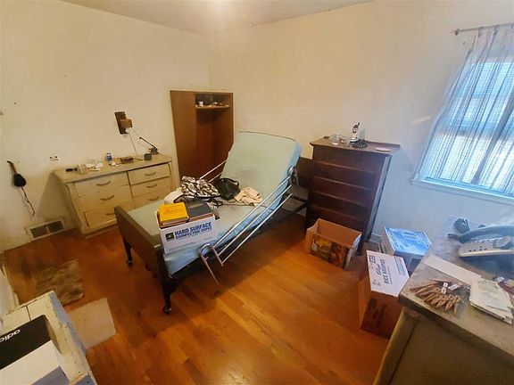 5th image of 101 S Fawcett St