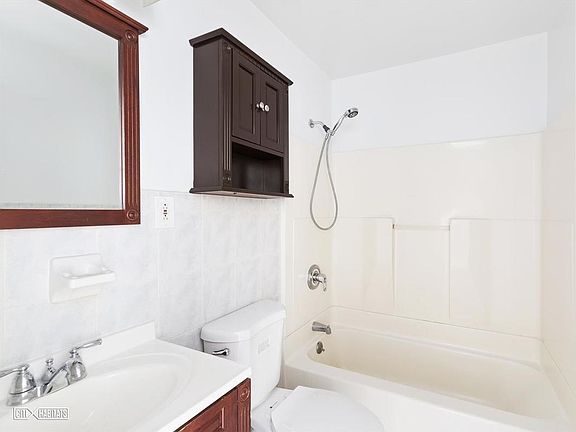 5th image of 10 Pennyfield Ave APT 15C