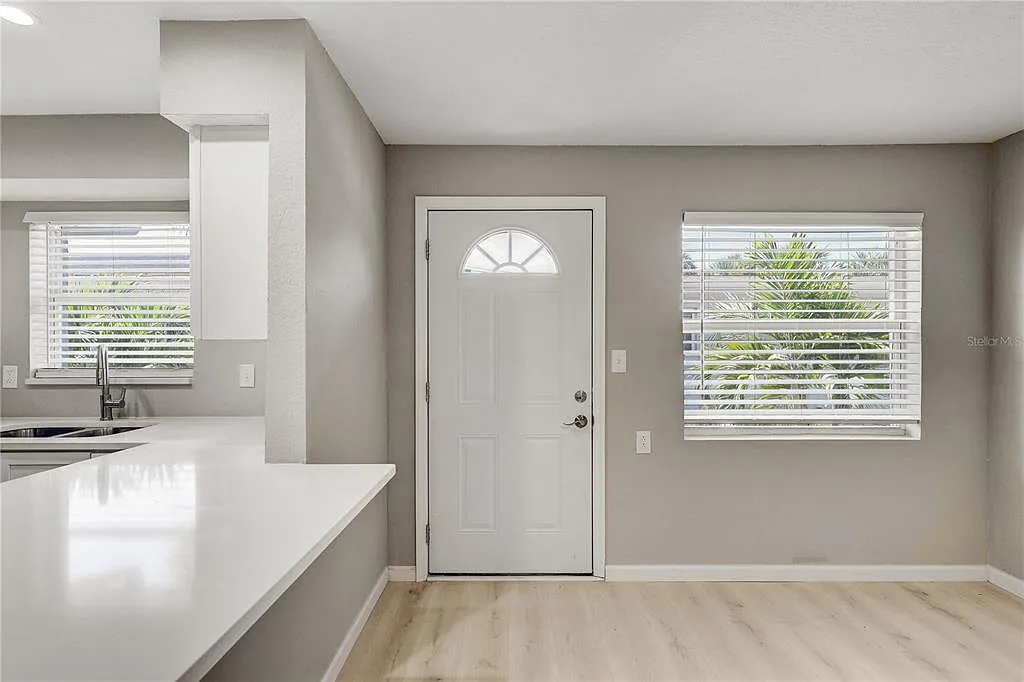 1 bed, 1.0 bath, 573 sqft, $1,900 — Photo 2