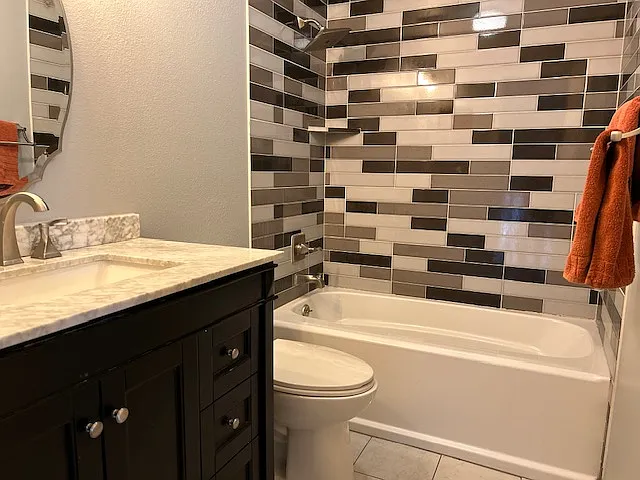 Middle bath upstairs