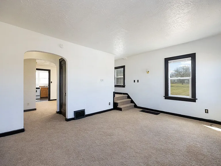 223-225 W Trail St — Photo 7
