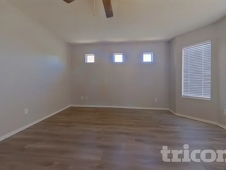 2215 S 83rd Ln — Photo 6