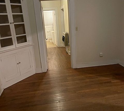 3rd image of 907 Center St