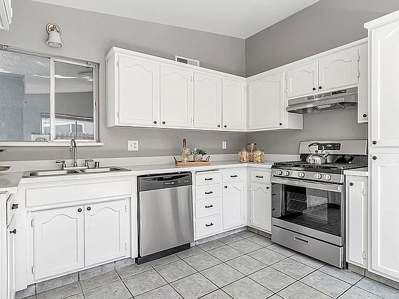 4th image of 206 Portola Way