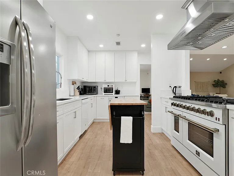 10018 Cozycroft Ave — Photo 5