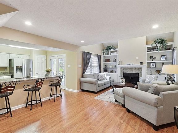 3rd image of 1500 W Esplanade Ave APT 10E