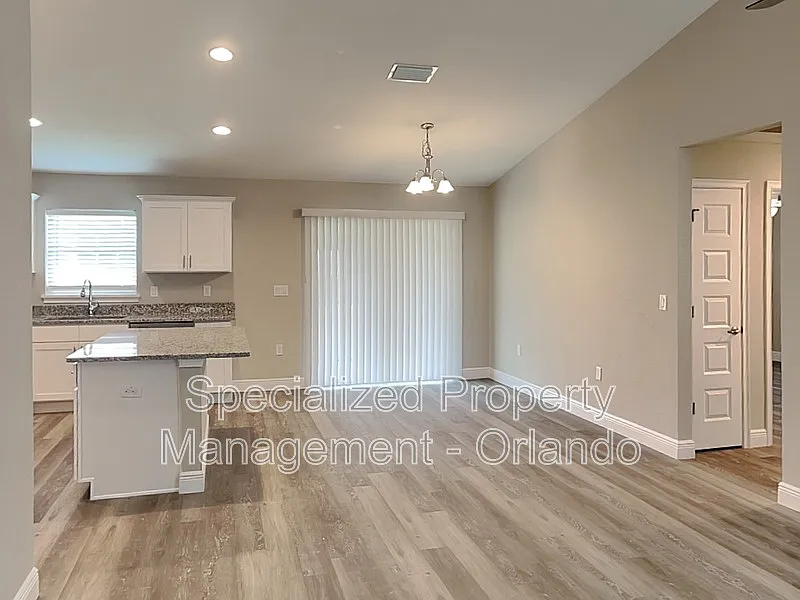 3 bed, 2.0 bath, 1450 sqft, $1,799 — Photo 3