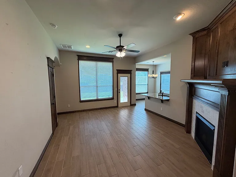 215 Tuscany Cir — Photo 4