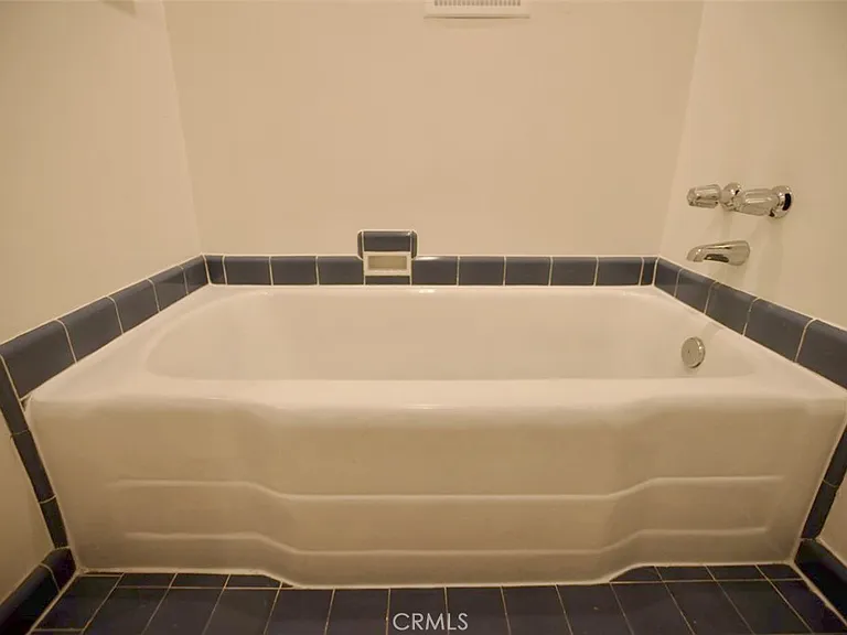 435 N Van Ness Ave — Photo 12
