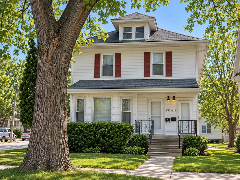303 1/2 Locust St