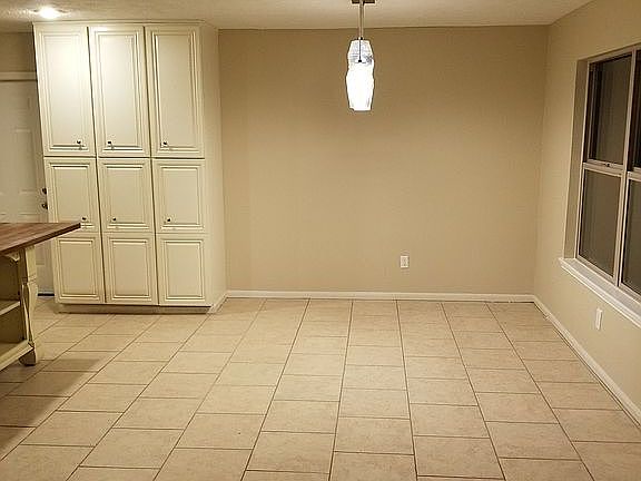 4th image of 1201 Oak Hollow Dr