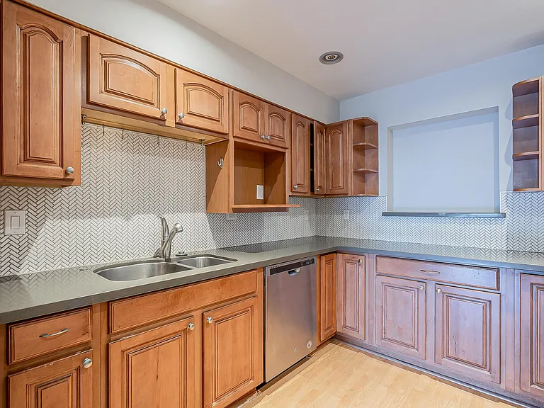 613 W 15th St — Photo 37