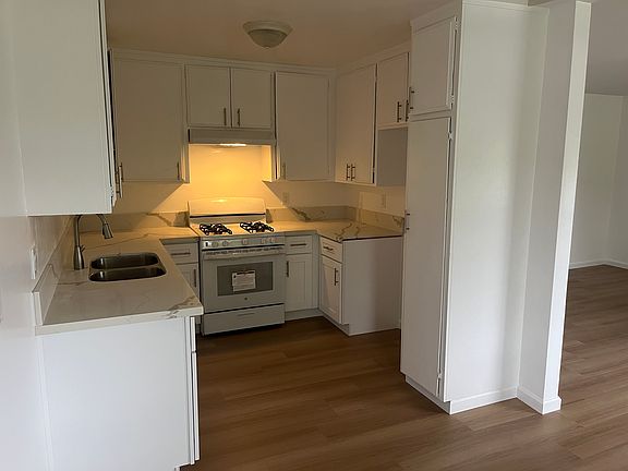 3rd image of 10370 Vernon Ave APT 12