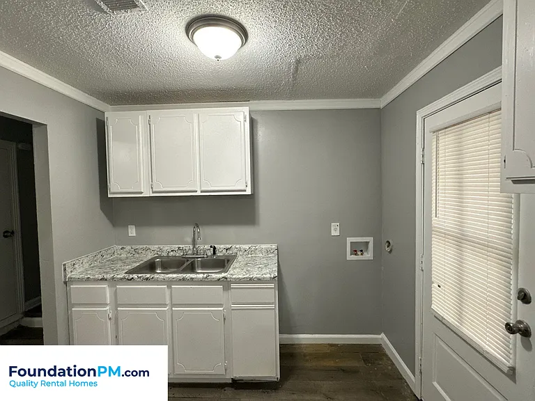 3181 Parham St — Photo 4