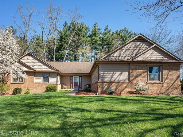 4453 Racewood Dr, Commerce Township, MI 48382