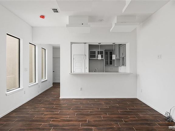 4th image of 2105 Azalea St