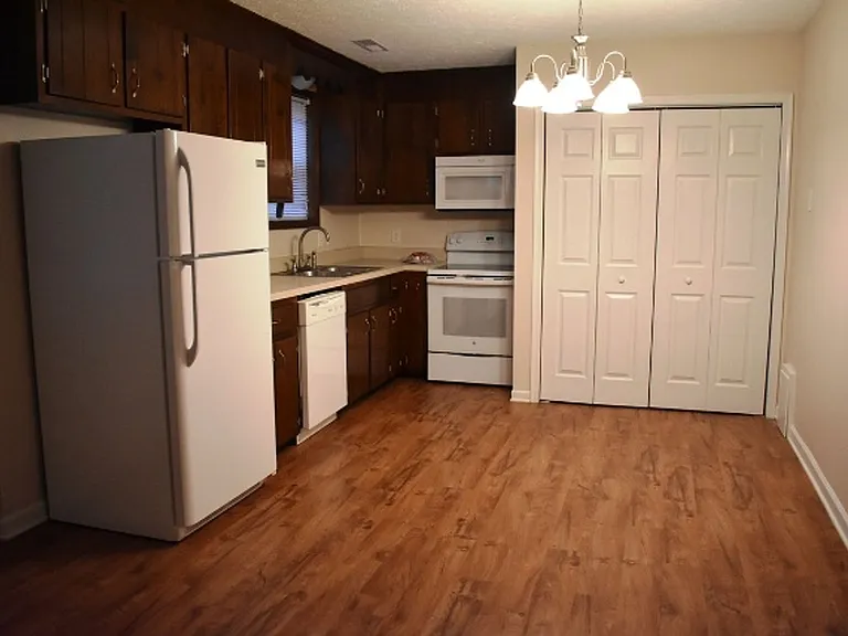 154 Lee Pl — Photo 2