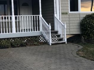 132 Meeting House Creek Rd, Riverhead, NY 11901