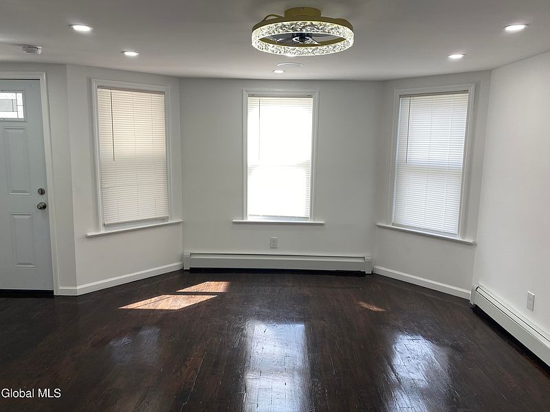 4th image of 885 Yorkston Street
