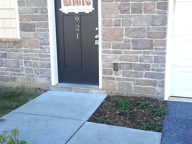 921 Admirals Quay Dr — Photo 2