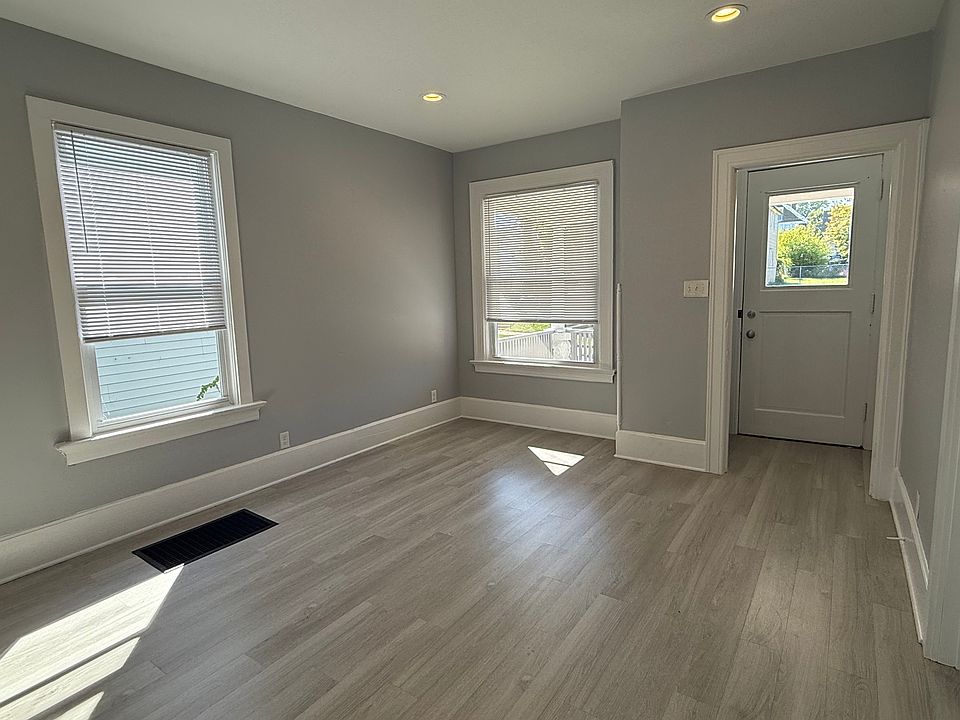 Living Room - Entry