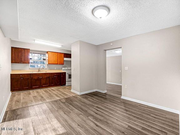 4th image of 2621 WYLENE Street