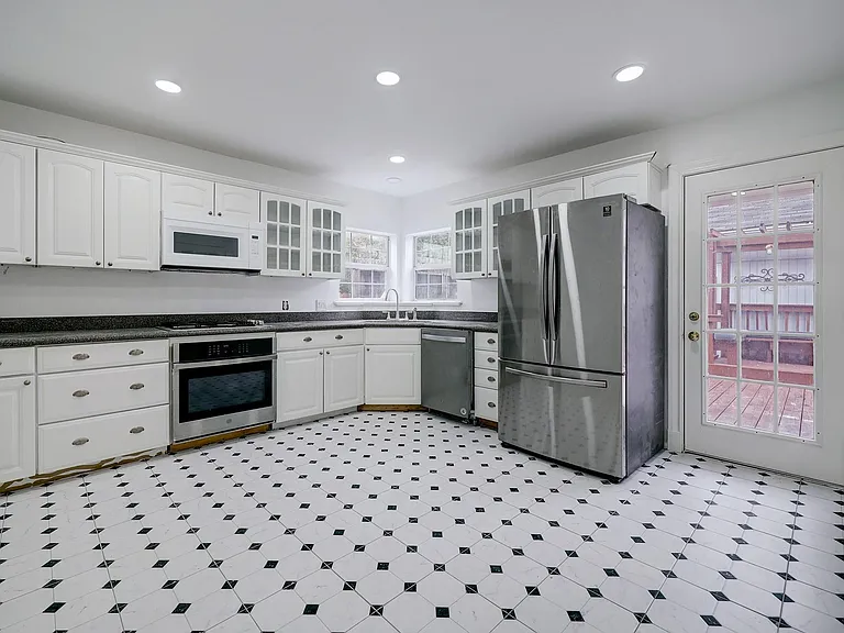 827 Le Green St — Photo 8