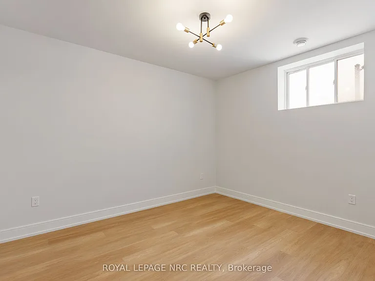 7386 Splendour Dr #LOWER — Photo 11
