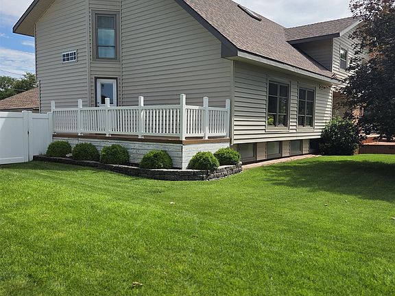 3rd image of 10 McCormick Dr