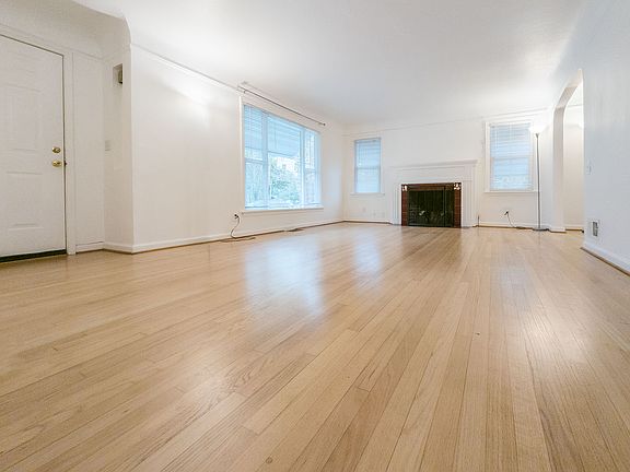 Living Room (unfurnished)