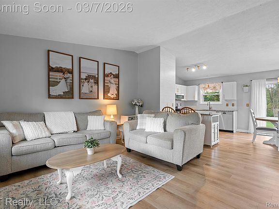 5th image of 411 Fowlerville Rd