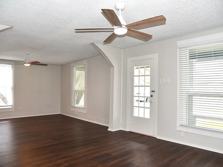 900 W Chestnut St — Photo 10