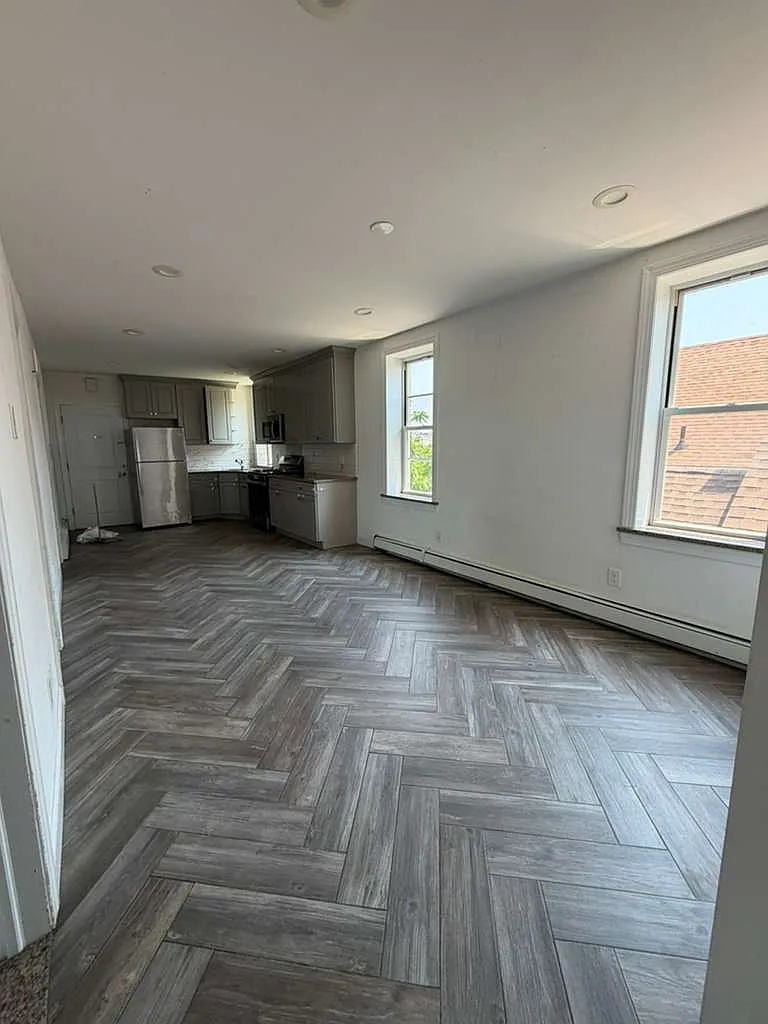 4 bed, $2,500 — Photo 2