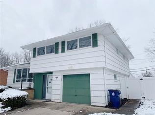 82 Millbrook Dr, Williamsville, NY 14221