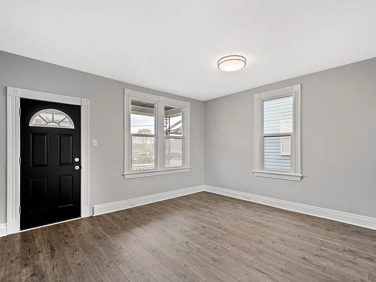 105 Broadway St — Photo 12