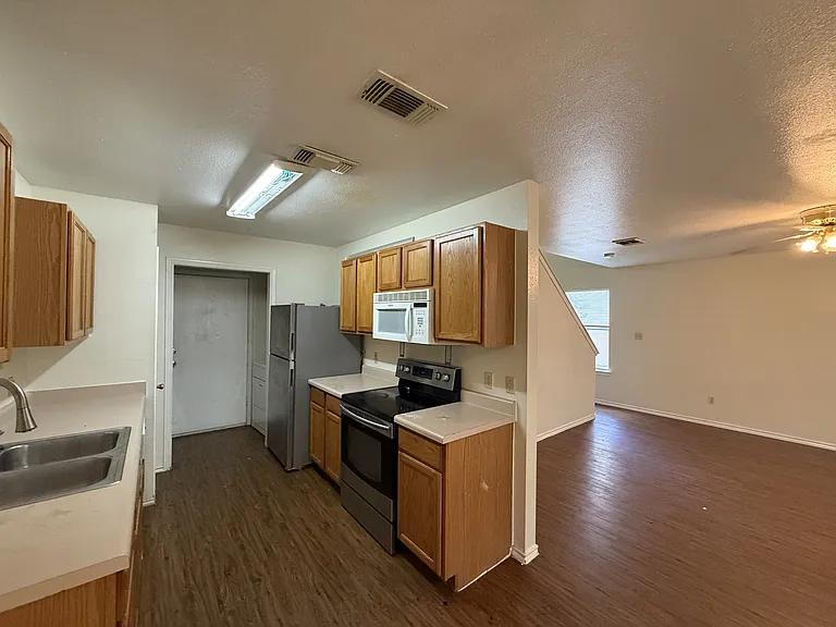 1000-1002 Sagewood Trl — Photo 3