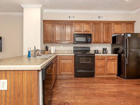 3rd image of 611 Peach St #1