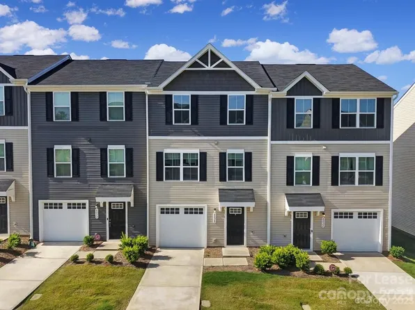 8028 Lanyard Trl, Charlotte, NC 28269