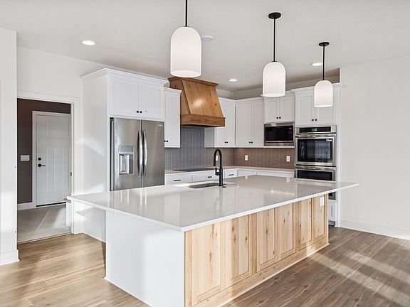 5th image of 934X Hillsboro Pl