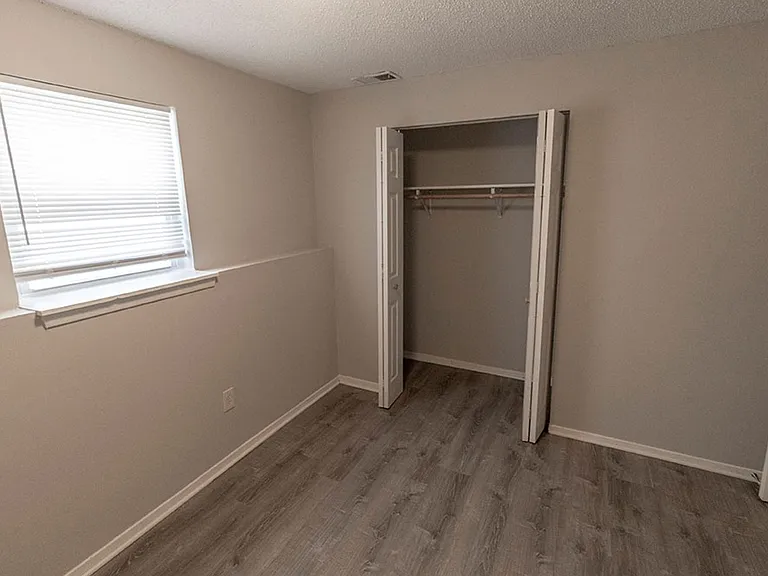 215 Wheaton Ct — Photo 27