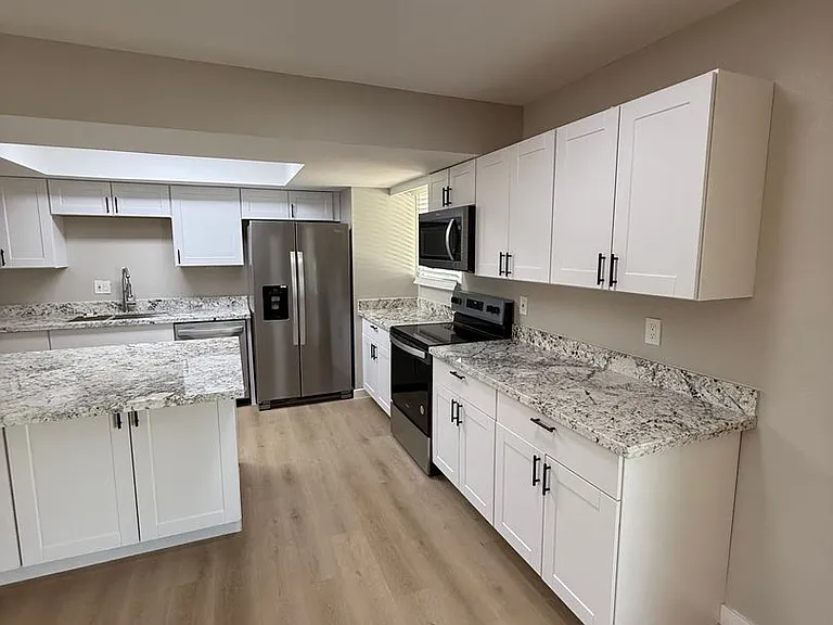316 E Dunbar Dr — Photo 2