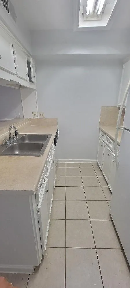 2 bed, 1.0 bath, 4052 sqft, $1,150 — Photo 4