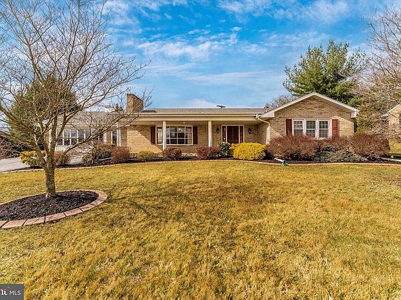 3rd image of 18 Springfield Ln
