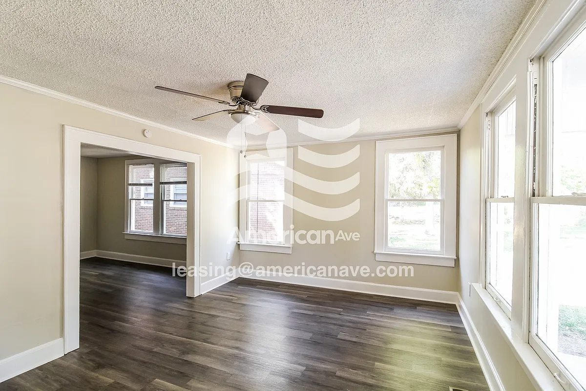 1844694_002_living_room_13672890.jpg - 1089 Edna Pl