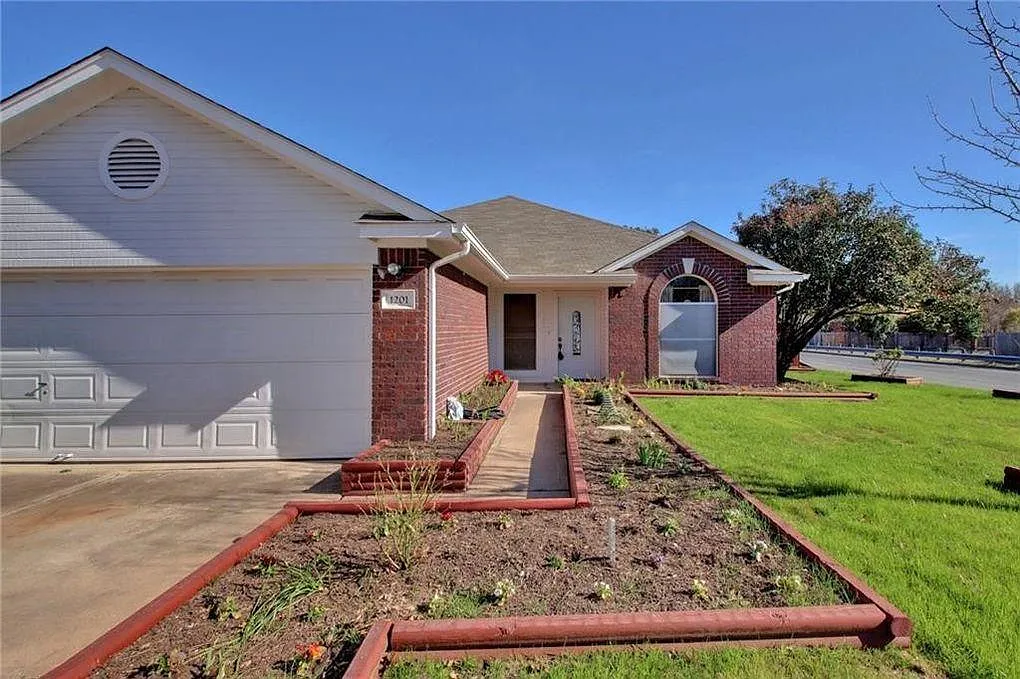Building Photo - 1201 Laurelleaf Dr