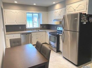 901 Putnam Ave, Merrick, NY 11566