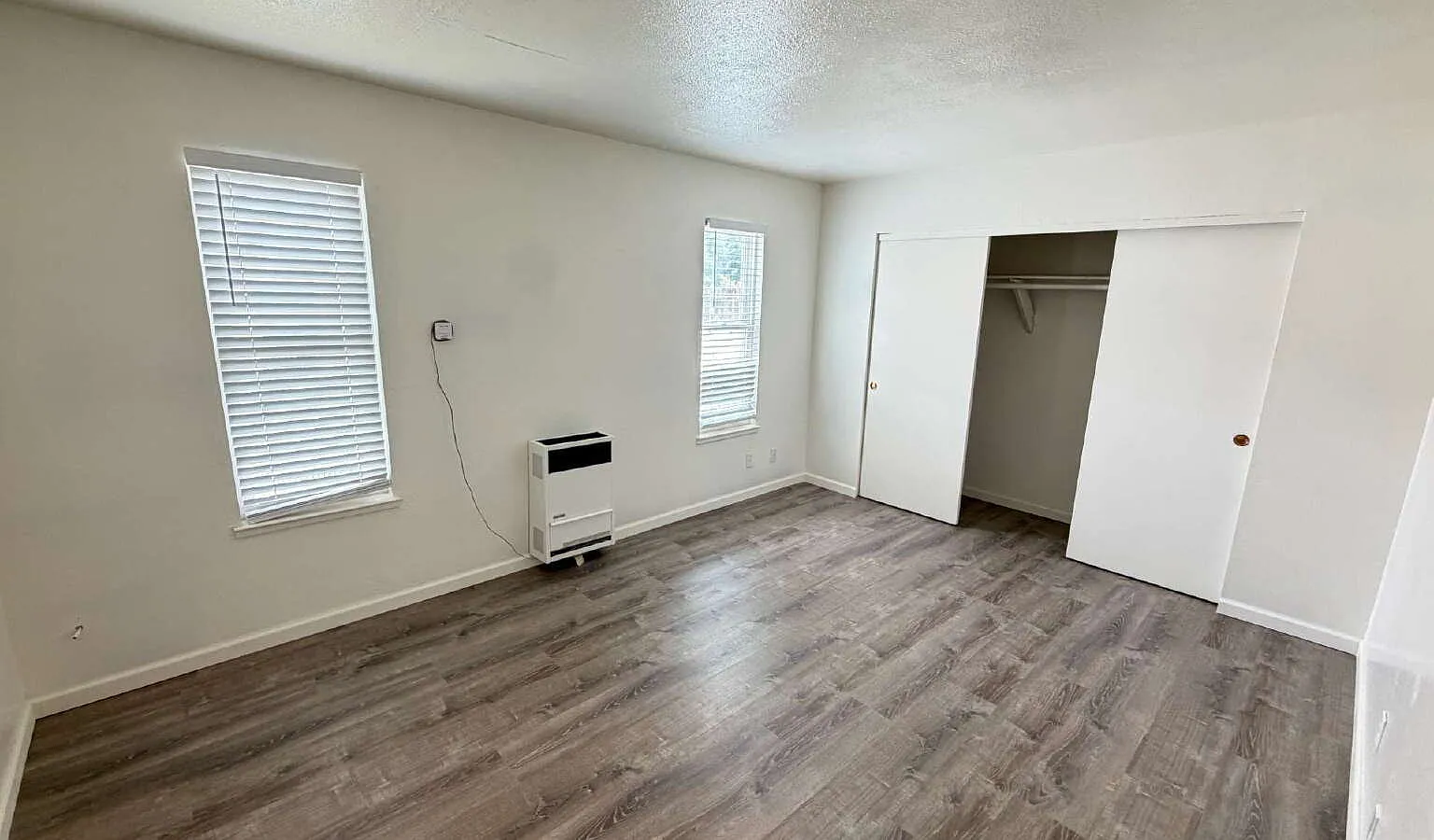 2 bed, 1.0 bath, 1322 sqft, $2,400 — Photo 2