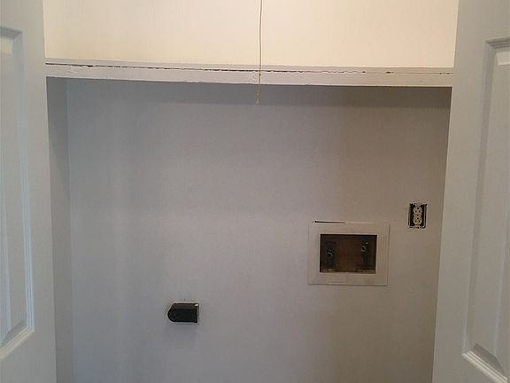 4th image of 615 McCartt St E